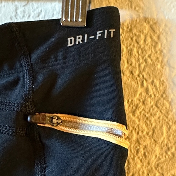 Women's Dri-Fit Capri Leggings - Picture 4 of 5